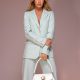 A modelo, influenciadora e ícone de estilo Andressa Suita será a nova embaixadora da Carmen Steffens, em uma parceria que marcará um capítulo de renovação para a grife brasileira. Suita protagonizará a Spring Summer – campanha que apresentará a coleção Lumière d'Été, que traduzirá um novo posicionamento da marca, com foco em uma identidade mais contemporânea, elegante e atemporal. A campanha será revelada nesta quarta-feira, 27 de agosto, a partir das 18h, com um vídeo especial nas redes sociais de Andressa Suita, onde ela mostrará os bastidores do ensaio e os principais destaques da coleção. A escolha de Andressa Suita para o papel de embaixadora não será por acaso. A relação da modelo com a Carmen Steffens será uma conexão genuína e de longa data, que se iniciou na infância, quando a mãe de Andressa revendia calçados da marca. “A moda vai além do vestir, ela comunica quem você é. Eu estava comentando nos bastidores que essa nova fase [da Carmen Steffens] estará muito parecida comigo: inovadora e sofisticada”, declara a embaixadora. A coleção Lumière d'Été será uma celebração da estética de Paris, capturando a essência da feminilidade em peças que se destacarão pela fluidez dos tecidos e pela paleta de cores sofisticadas, que incluirá tons como champagne, verde mint e vermelho coral. Andressa Suita traduzirá com sua presença a potência e a sofisticação que a coleção e o reposicionamento da marca representarão. Lumière d'Été estará disponível nas lojas e no e-commerce da Carmen Steffens, reforçará a mulher moderna que a Carmen Steffens deseja vestir: contemporânea, confiante e capaz de expressar sua personalidade em cada escolha.