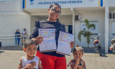 Estudante de psicologia Camila Santos Feitosa, 29 anos, levou as filhas Aylla, 3, e Alikierry, 4 anos, para atualizarem o cartão – Foto: Miller Freitas