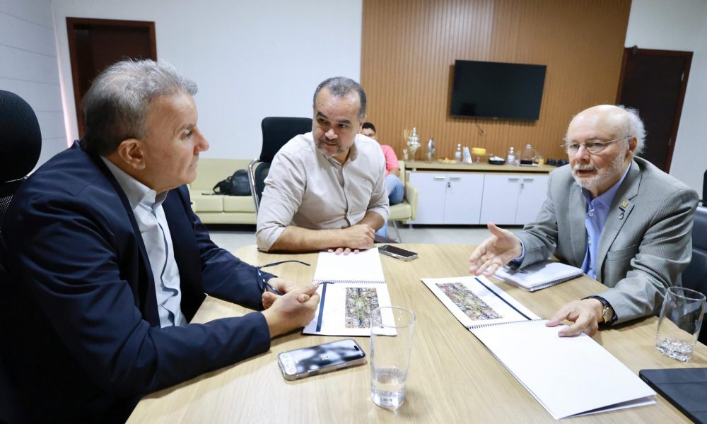 Prefeito de Palmas, Eduardo Siqueira, durante encontro com o engenheiro civil Tarcísio Barreto Celestino, referência em obras subterrâneas – Foto: Flávio Cavalera