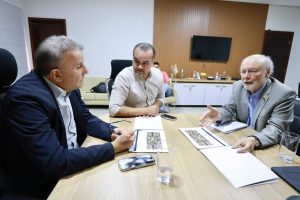 Prefeito de Palmas, Eduardo Siqueira, durante encontro com o engenheiro civil Tarcísio Barreto Celestino, referência em obras subterrâneas – Foto: Flávio Cavalera