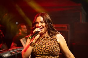 Dayanna encerra Porto Verão 2025 com repertório que valoriza a seresta contemporânea