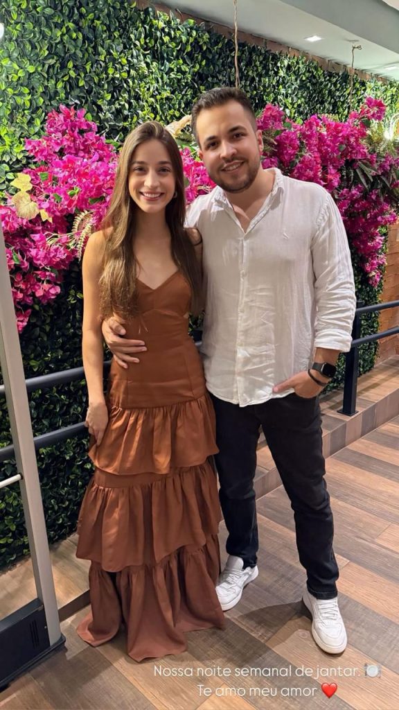 Carlos Alberto e Caroline Marques celebram noivado