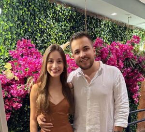 Carlos Alberto e Caroline Marques celebram noivado