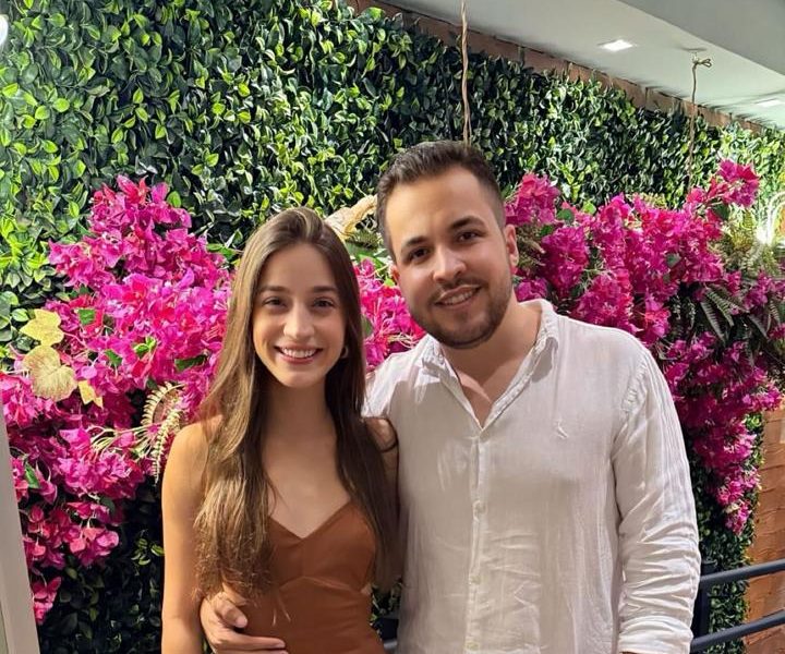 Carlos Alberto e Caroline Marques celebram noivado