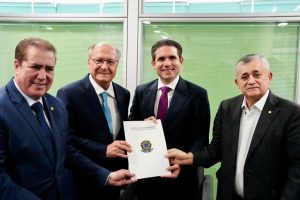 Alckmin se reuniu com o presidente da Câmara dos Deputados, Hugo Motta: celeridade na votação de projetos que ampliam as medidas de apoio ao comércio exterior brasileiro - Foto: Cadu Gomes/VPR