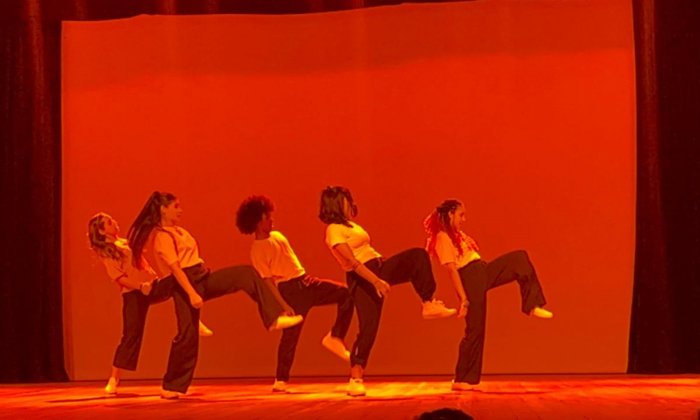 A arte do Tocantins ganha novos contornos com o pocket show Frutos do Tocantins, que chega aos palcos com a proposta de unir a energia das danças urbanas à riqueza da música regional. A primeira apresentação acontece no próximo sábado, 09, às 20 horas, no Teatro Sesc Palmas. Posteriormente, as apresentações acontecem em Porto Nacional e Paraíso do Tocantins. Todas as apresentações têm entrada franca. O espetáculo, idealizado pela produtora cultural e dançarina Alicia Silvestre Gabino, celebra três grandes nomes da cultura tocantinense: Marcos Ruas, Genésio Tocantins e Juraildes da Cruz. Com duração de até 25 minutos, o show reúne três coreografias inspiradas em canções autorais dos artistas homenageados, mesclando ritmos como Hip Hop, House Dance, Locking e Popping com o som genuinamente tocantinense. Antes de cada apresentação, vídeos projetados com relatos dos próprios cantores conduzem o público por suas histórias com a música no estado, criando uma imersão sensível e histórica. Os figurinos, com cores que remetem ao pequi, buriti e caju, e o uso de acessórios em capim dourado, completam o diálogo entre tradição e contemporaneidade. “Nosso objetivo é valorizar os dançarinos urbanos do Tocantins e resgatar a memória cultural do nosso estado de maneira inovadora, aproximando os jovens de artistas pioneiros muitas vezes esquecidos. A dança urbana tem um poder enorme de conexão, e queremos usá-la para contar a nossa própria história”, destaca Alicia Silvestre. O projeto também tem foco na formação de público. Em cada cidade, duas escolas serão convidadas para assistir ao espetáculo, garantindo acesso de estudantes a uma experiência cultural única. A ação é voltada especialmente a jovens e estudantes, mas está aberta ao público geral. Frutos do Tocantins conta com equipe técnica e elenco formados majoritariamente por artistas locais, fortalecendo a economia criativa regional. As apresentações e conteúdos do projeto estão sendo divulgados por meio das redes sociais e canais de mídia dos municípios parceiros. FICHA TÉCNICA • Produtora e bailarina: Alicia Silvestre Gabino • Dançarinos: Chaylla Ramos, João Vítor Alves, Maria Eduarda Ribeiro, Railene Soares • Ensaiador e sonoplasta: Luiz Felipe Souza (Fê Art) • Iluminação: Lúcio Miranda • Intérprete de Libras: Luan Crispim • Produção e apoio: Railene Soares e Yanni Vitória * ⁠Audiodescritor: Matheus Barbosa