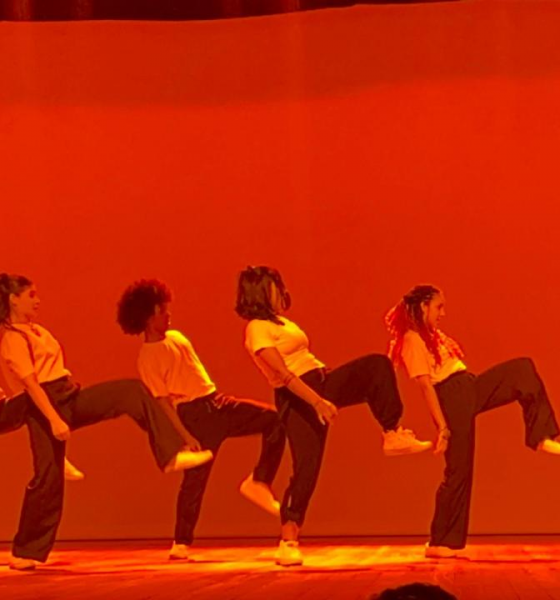 A arte do Tocantins ganha novos contornos com o pocket show Frutos do Tocantins, que chega aos palcos com a proposta de unir a energia das danças urbanas à riqueza da música regional. A primeira apresentação acontece no próximo sábado, 09, às 20 horas, no Teatro Sesc Palmas. Posteriormente, as apresentações acontecem em Porto Nacional e Paraíso do Tocantins. Todas as apresentações têm entrada franca. O espetáculo, idealizado pela produtora cultural e dançarina Alicia Silvestre Gabino, celebra três grandes nomes da cultura tocantinense: Marcos Ruas, Genésio Tocantins e Juraildes da Cruz. Com duração de até 25 minutos, o show reúne três coreografias inspiradas em canções autorais dos artistas homenageados, mesclando ritmos como Hip Hop, House Dance, Locking e Popping com o som genuinamente tocantinense. Antes de cada apresentação, vídeos projetados com relatos dos próprios cantores conduzem o público por suas histórias com a música no estado, criando uma imersão sensível e histórica. Os figurinos, com cores que remetem ao pequi, buriti e caju, e o uso de acessórios em capim dourado, completam o diálogo entre tradição e contemporaneidade. “Nosso objetivo é valorizar os dançarinos urbanos do Tocantins e resgatar a memória cultural do nosso estado de maneira inovadora, aproximando os jovens de artistas pioneiros muitas vezes esquecidos. A dança urbana tem um poder enorme de conexão, e queremos usá-la para contar a nossa própria história”, destaca Alicia Silvestre. O projeto também tem foco na formação de público. Em cada cidade, duas escolas serão convidadas para assistir ao espetáculo, garantindo acesso de estudantes a uma experiência cultural única. A ação é voltada especialmente a jovens e estudantes, mas está aberta ao público geral. Frutos do Tocantins conta com equipe técnica e elenco formados majoritariamente por artistas locais, fortalecendo a economia criativa regional. As apresentações e conteúdos do projeto estão sendo divulgados por meio das redes sociais e canais de mídia dos municípios parceiros. FICHA TÉCNICA • Produtora e bailarina: Alicia Silvestre Gabino • Dançarinos: Chaylla Ramos, João Vítor Alves, Maria Eduarda Ribeiro, Railene Soares • Ensaiador e sonoplasta: Luiz Felipe Souza (Fê Art) • Iluminação: Lúcio Miranda • Intérprete de Libras: Luan Crispim • Produção e apoio: Railene Soares e Yanni Vitória * ⁠Audiodescritor: Matheus Barbosa