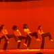 A arte do Tocantins ganha novos contornos com o pocket show Frutos do Tocantins, que chega aos palcos com a proposta de unir a energia das danças urbanas à riqueza da música regional. A primeira apresentação acontece no próximo sábado, 09, às 20 horas, no Teatro Sesc Palmas. Posteriormente, as apresentações acontecem em Porto Nacional e Paraíso do Tocantins. Todas as apresentações têm entrada franca. O espetáculo, idealizado pela produtora cultural e dançarina Alicia Silvestre Gabino, celebra três grandes nomes da cultura tocantinense: Marcos Ruas, Genésio Tocantins e Juraildes da Cruz. Com duração de até 25 minutos, o show reúne três coreografias inspiradas em canções autorais dos artistas homenageados, mesclando ritmos como Hip Hop, House Dance, Locking e Popping com o som genuinamente tocantinense. Antes de cada apresentação, vídeos projetados com relatos dos próprios cantores conduzem o público por suas histórias com a música no estado, criando uma imersão sensível e histórica. Os figurinos, com cores que remetem ao pequi, buriti e caju, e o uso de acessórios em capim dourado, completam o diálogo entre tradição e contemporaneidade. “Nosso objetivo é valorizar os dançarinos urbanos do Tocantins e resgatar a memória cultural do nosso estado de maneira inovadora, aproximando os jovens de artistas pioneiros muitas vezes esquecidos. A dança urbana tem um poder enorme de conexão, e queremos usá-la para contar a nossa própria história”, destaca Alicia Silvestre. O projeto também tem foco na formação de público. Em cada cidade, duas escolas serão convidadas para assistir ao espetáculo, garantindo acesso de estudantes a uma experiência cultural única. A ação é voltada especialmente a jovens e estudantes, mas está aberta ao público geral. Frutos do Tocantins conta com equipe técnica e elenco formados majoritariamente por artistas locais, fortalecendo a economia criativa regional. As apresentações e conteúdos do projeto estão sendo divulgados por meio das redes sociais e canais de mídia dos municípios parceiros. FICHA TÉCNICA • Produtora e bailarina: Alicia Silvestre Gabino • Dançarinos: Chaylla Ramos, João Vítor Alves, Maria Eduarda Ribeiro, Railene Soares • Ensaiador e sonoplasta: Luiz Felipe Souza (Fê Art) • Iluminação: Lúcio Miranda • Intérprete de Libras: Luan Crispim • Produção e apoio: Railene Soares e Yanni Vitória * ⁠Audiodescritor: Matheus Barbosa