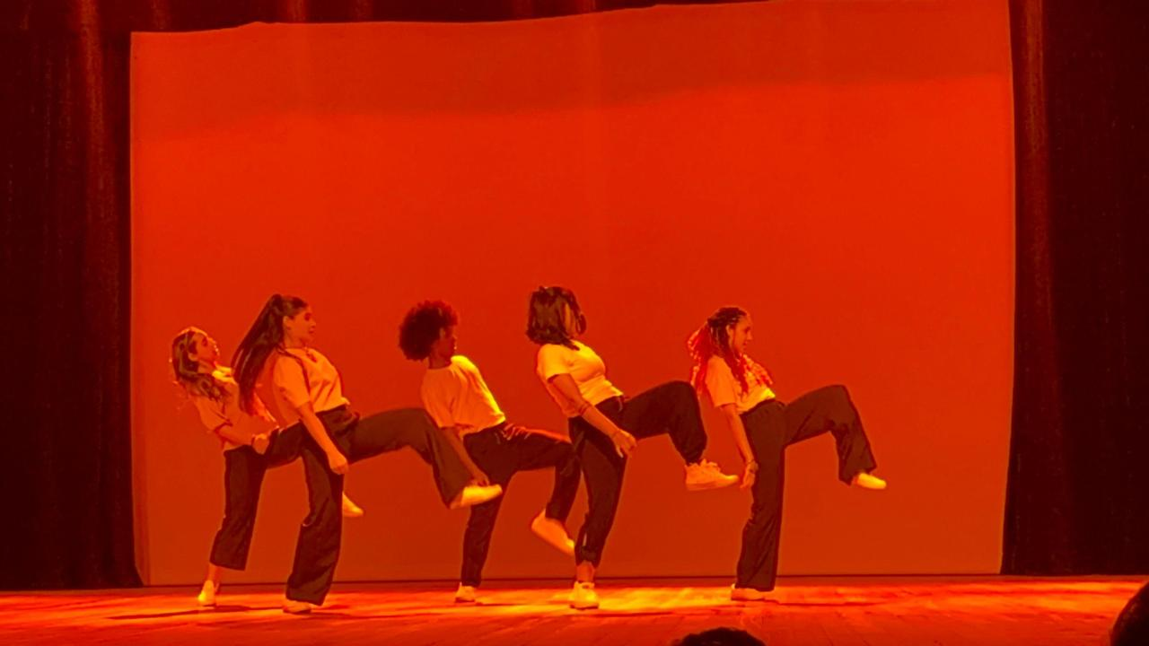 A arte do Tocantins ganha novos contornos com o pocket show Frutos do Tocantins, que chega aos palcos com a proposta de unir a energia das danças urbanas à riqueza da música regional. A primeira apresentação acontece no próximo sábado, 09, às 20 horas, no Teatro Sesc Palmas. Posteriormente, as apresentações acontecem em Porto Nacional e Paraíso do Tocantins. Todas as apresentações têm entrada franca. O espetáculo, idealizado pela produtora cultural e dançarina Alicia Silvestre Gabino, celebra três grandes nomes da cultura tocantinense: Marcos Ruas, Genésio Tocantins e Juraildes da Cruz. Com duração de até 25 minutos, o show reúne três coreografias inspiradas em canções autorais dos artistas homenageados, mesclando ritmos como Hip Hop, House Dance, Locking e Popping com o som genuinamente tocantinense. Antes de cada apresentação, vídeos projetados com relatos dos próprios cantores conduzem o público por suas histórias com a música no estado, criando uma imersão sensível e histórica. Os figurinos, com cores que remetem ao pequi, buriti e caju, e o uso de acessórios em capim dourado, completam o diálogo entre tradição e contemporaneidade. “Nosso objetivo é valorizar os dançarinos urbanos do Tocantins e resgatar a memória cultural do nosso estado de maneira inovadora, aproximando os jovens de artistas pioneiros muitas vezes esquecidos. A dança urbana tem um poder enorme de conexão, e queremos usá-la para contar a nossa própria história”, destaca Alicia Silvestre. O projeto também tem foco na formação de público. Em cada cidade, duas escolas serão convidadas para assistir ao espetáculo, garantindo acesso de estudantes a uma experiência cultural única. A ação é voltada especialmente a jovens e estudantes, mas está aberta ao público geral. Frutos do Tocantins conta com equipe técnica e elenco formados majoritariamente por artistas locais, fortalecendo a economia criativa regional. As apresentações e conteúdos do projeto estão sendo divulgados por meio das redes sociais e canais de mídia dos municípios parceiros. FICHA TÉCNICA • Produtora e bailarina: Alicia Silvestre Gabino • Dançarinos: Chaylla Ramos, João Vítor Alves, Maria Eduarda Ribeiro, Railene Soares • Ensaiador e sonoplasta: Luiz Felipe Souza (Fê Art) • Iluminação: Lúcio Miranda • Intérprete de Libras: Luan Crispim • Produção e apoio: Railene Soares e Yanni Vitória * Audiodescritor: Matheus Barbosa