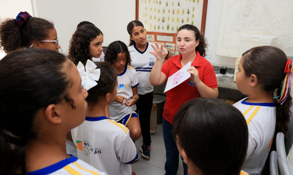 Bióloga Maria Kássia Carneiro esclareceu dúvida de alunos em visita guiada à UVCZ – Foto: Lia Mara