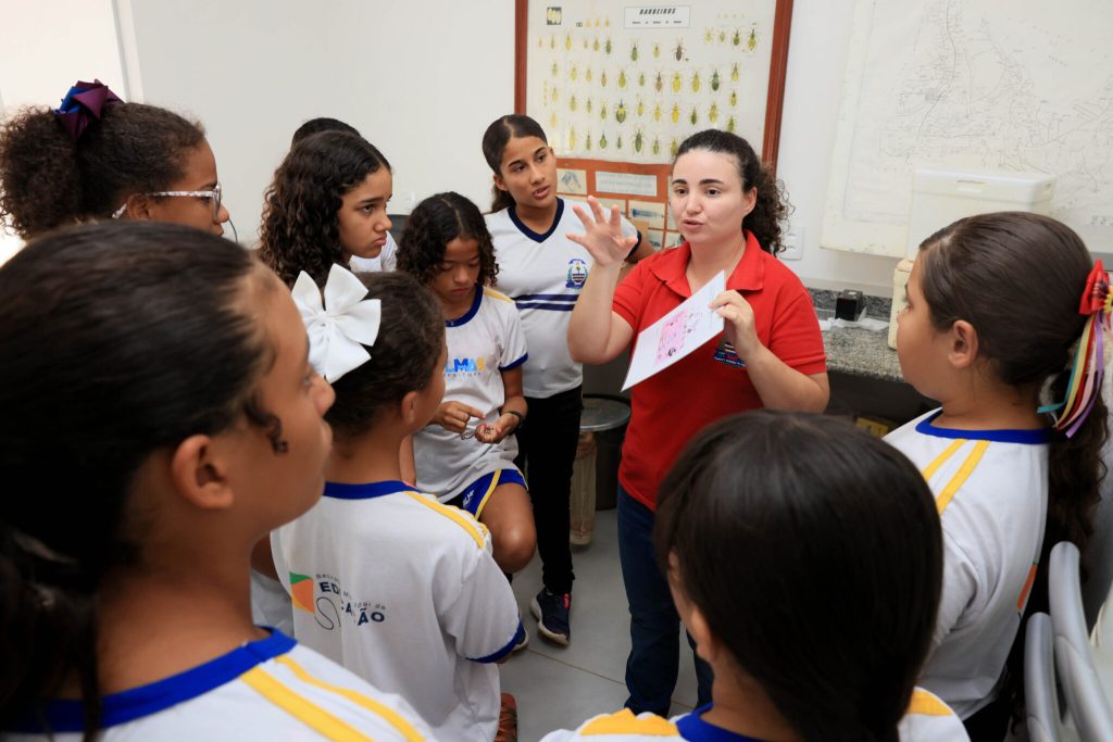 Bióloga Maria Kássia Carneiro esclareceu dúvida de alunos em visita guiada à UVCZ – Foto: Lia Mara