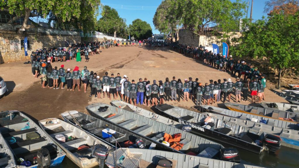 Voluntários retiram cerca de 20 toneladas de lixo do Rio Tocantins em Peixe