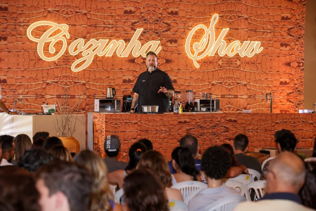 Cozinha Show com atrações locais e nacionais, como chef Jimmy, atraiu interesse do público da terceira noite de FGT – Foto: Lia Mara