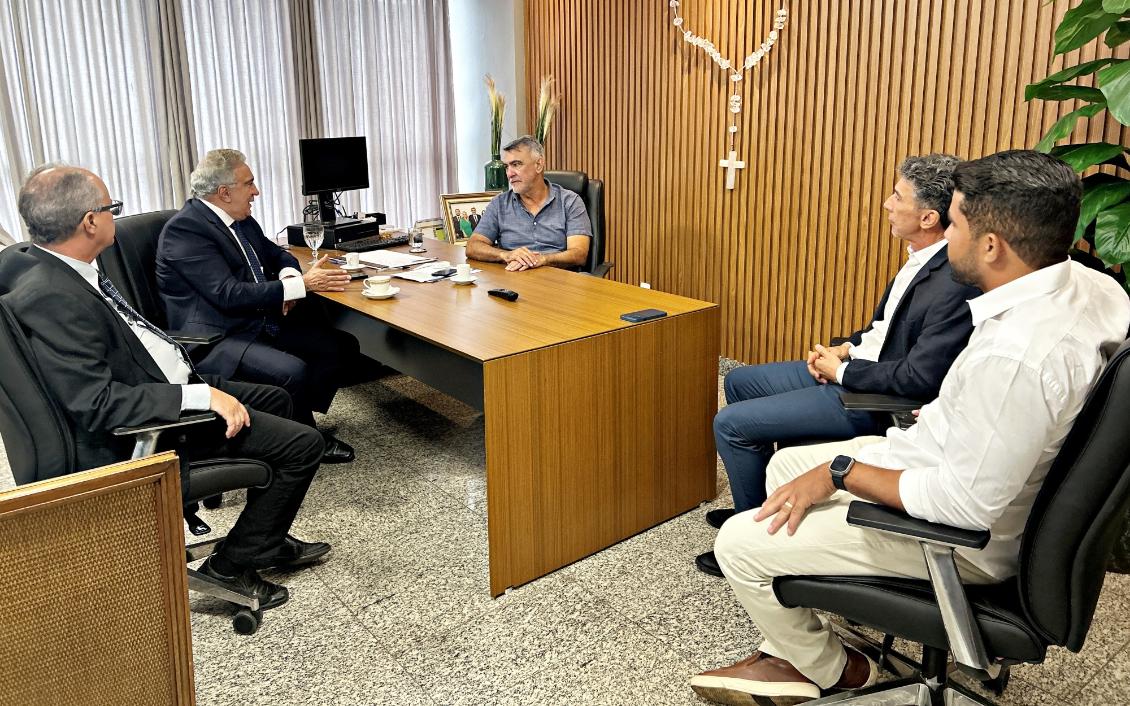 Durante a visita, Laurez Moreira apresentou gestores que farão a interlocução com o Legislativo Lauane dos Santos