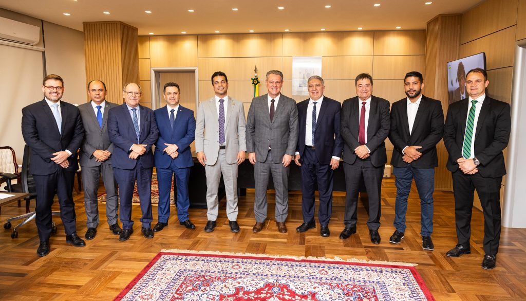 Em Brasília/DF, o governador do Tocantins, Laurez Moreira, acompanhado de secretários de Estado, reuniu-se nessa terça-feira, 23, com o ministro da Agricultura e Pecuária, Carlos Fávaro - Vinícius Santa Rosa/Governo do Tocantins