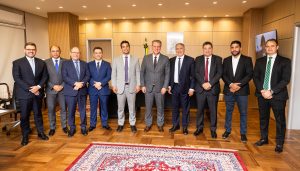 Em Brasília/DF, o governador do Tocantins, Laurez Moreira, acompanhado de secretários de Estado, reuniu-se nessa terça-feira, 23, com o ministro da Agricultura e Pecuária, Carlos Fávaro - Vinícius Santa Rosa/Governo do Tocantins