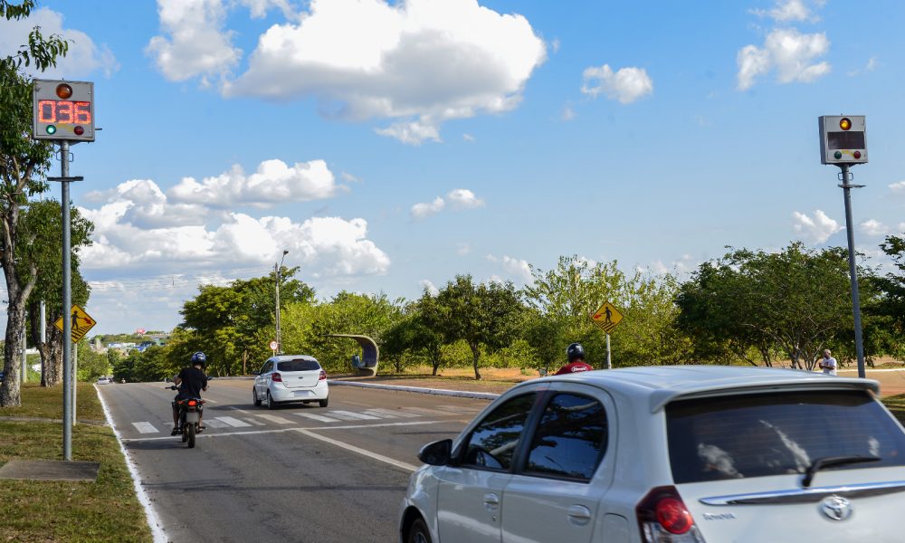 Radares eletrônicos na Av. NS-2 entre o Espaço Cultural e Feira da 304 Sul – Foto: Lia Mara