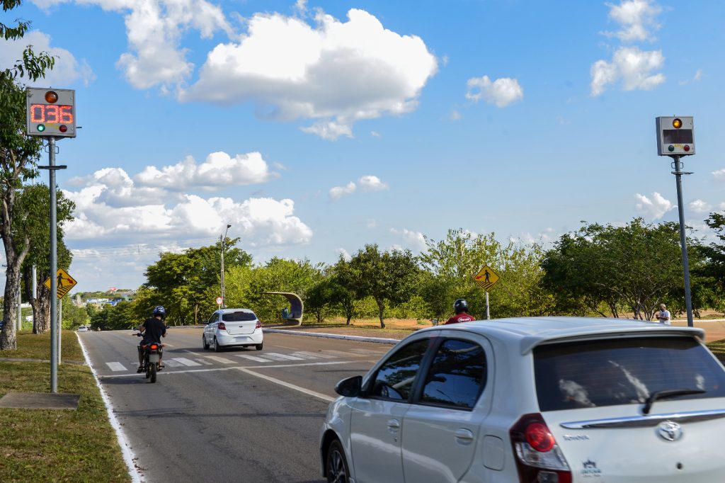 Radares eletrônicos na Av. NS-2 entre o Espaço Cultural e Feira da 304 Sul – Foto: Lia Mara
