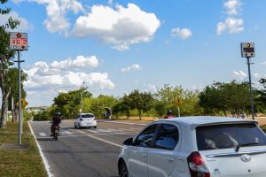 Radares eletrônicos na Av. NS-2 entre o Espaço Cultural e Feira da 304 Sul – Foto: Lia Mara
