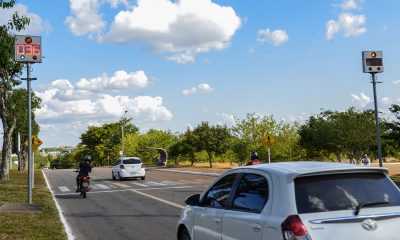 Radares eletrônicos na Av. NS-2 entre o Espaço Cultural e Feira da 304 Sul – Foto: Lia Mara