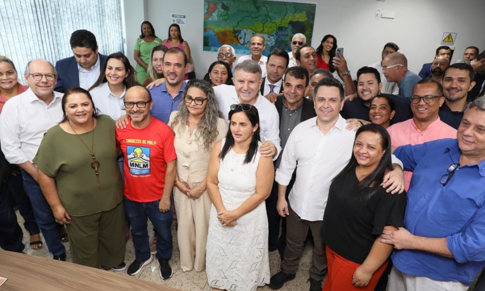 Sete instituições receberam o compromisso de doação e áreas; deputados federais Vicentinho Júnior e Tiago Dimas estavam presentes – Foto: Edu Fortes