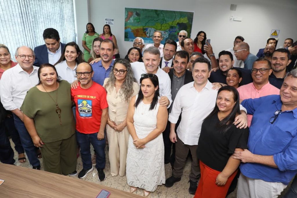Sete instituições receberam o compromisso de doação e áreas; deputados federais Vicentinho Júnior e Tiago Dimas estavam presentes – Foto: Edu Fortes