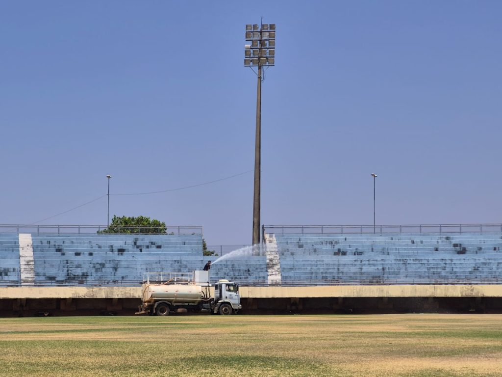 Gramado do Estádio Nilton Santos recebe cuidados especiais para a partida, por conta do tempo seco