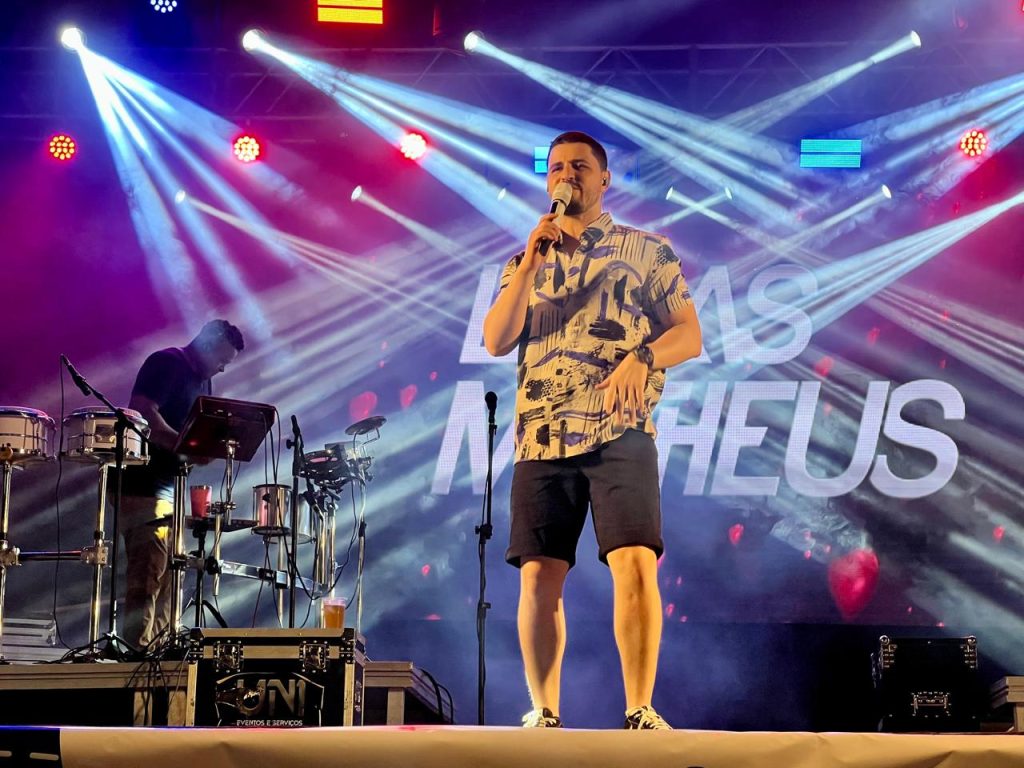 O cantor e compositor Lucas Matheus lança em 19/09 a inédita “Problemão Gostoso”, após 8 anos sem novidades. Sucesso como autor, ele soma mais de 40 milhões de plays e views em suas composições.