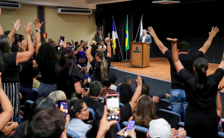 Cerimônia de anúncio contou a participação de dezenas de representantes da comissão dos aprovados do concurso da educação - Foto: Adilvan Nogueira/Governo do Tocantins