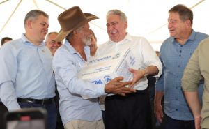 Durante a 1ª edição do workshop HortifruTO, governador Laurez Moreira entregou kits de sementes para fortalecer a agricultura familiar em Palmas - Foto: Ademir dos Anjos/Governo do Tocantins