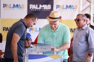 Prefeito Eduardo Siqueiravao lado do secretário de Infraestrutura e Habitação, Paulo Cezaar Monteiro, assina ordem de serviço para início das obras - Foto: Flávio Cavalera