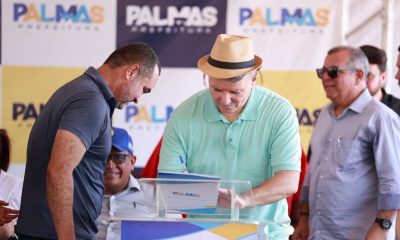 Prefeito Eduardo Siqueiravao lado do secretário de Infraestrutura e Habitação, Paulo Cezaar Monteiro, assina ordem de serviço para início das obras - Foto: Flávio Cavalera