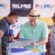 Prefeitura de Palmas dá início a obras de infraestrutura urbana na Baixada do Jardim Aureny III – Portal Jaciara Barros Prefeito Eduardo Siqueiravao lado do secretário de Infraestrutura e Habitação, Paulo Cezaar Monteiro, assina ordem de serviço para início das obras - Foto: Flávio Cavalera