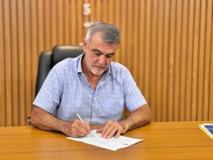 Deputado Amélio Cayres reforça parceria com o município de Pau D’Arco. Foto: Amanda Germiniani/Ascom A.C.