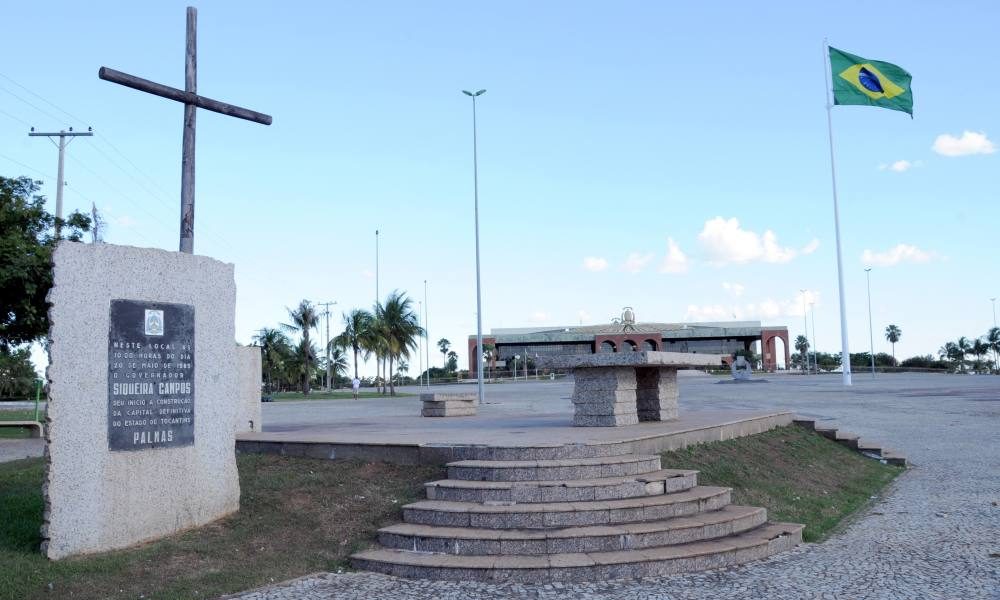 O Cruzeiro, na ala norte da Praça, foi o 1º monumento histórico erguido em Palmas. O local marca também a celebração da 1ª missa em Palmas realizada durante o lançamento da pedra fundamental para a construção da capital definitiva do Tocantins.