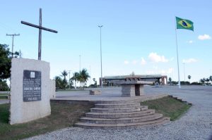 O Cruzeiro, na ala norte da Praça, foi o 1º monumento histórico erguido em Palmas. O local marca também a celebração da 1ª missa em Palmas realizada durante o lançamento da pedra fundamental para a construção da capital definitiva do Tocantins.