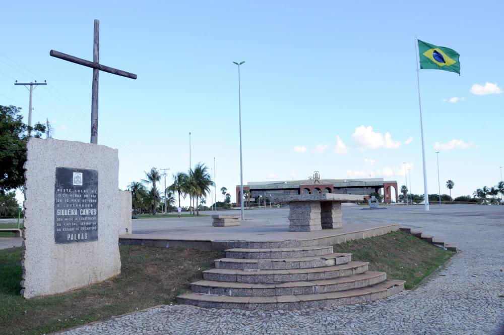 O Cruzeiro, na ala norte da Praça, foi o 1º monumento histórico erguido em Palmas. O local marca também a celebração da 1ª missa em Palmas realizada durante o lançamento da pedra fundamental para a construção da capital definitiva do Tocantins.