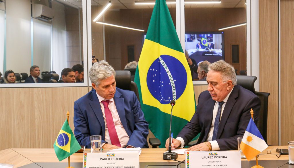 O governador Laurez Moreira apresentou a proposta para criação de um assentamento rural ao ministro Paulo Teixeira. Elio Rizzo - Ascom MDA