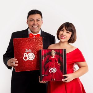 Mattel celebra 80 anos com Barbie e homenagem a colecionador