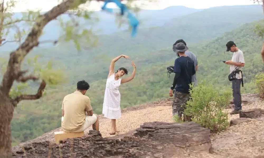 “Atômico”: entre o caos e a arte, Chico Chokolate lança videoclipe dirigido por Nival Correia – Portal Jaciara Barros Wilson Bello e Raquel Silva/ Divulgação