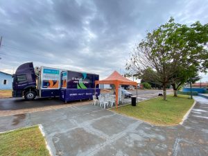 Caminhão do Projeto Nossa Energia – Edição Ligados estaciona na Praça Coronel Lysias Rodrigues em Pedro Afonso. Foto: Energisa Tocantins.