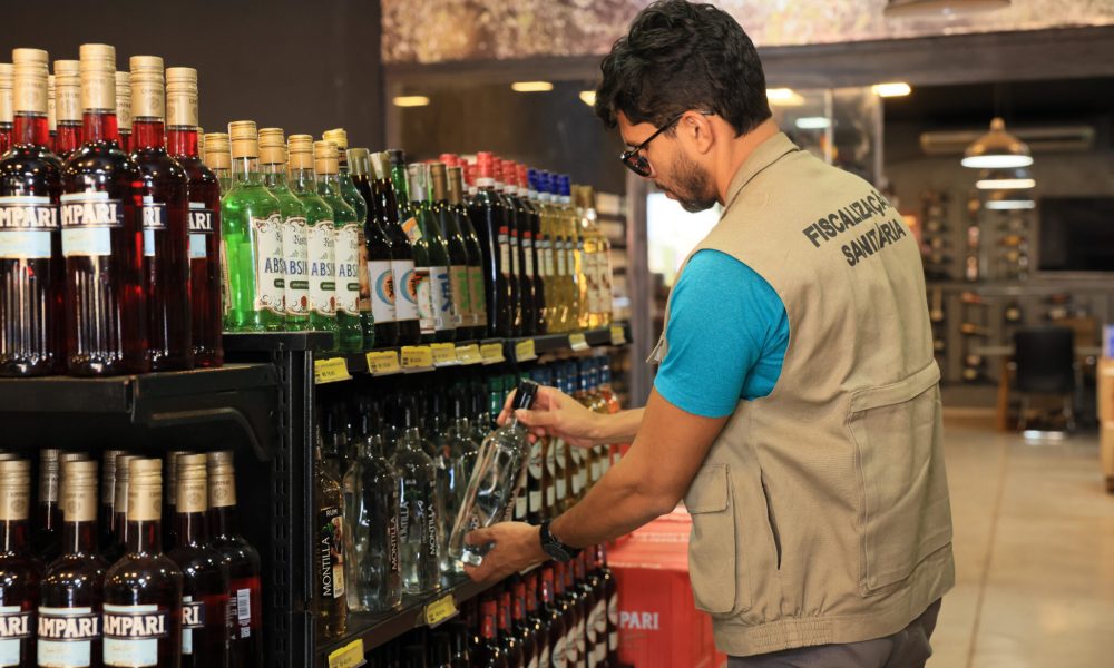 Prefeitura de Palmas realiza fiscalizações em comércios para prevenir adulterações de bebidas – Portal Jaciara Barros Fiscalização tem foco em bebidas destiladas, dado o contexto de alerta nacional em função de produtos adulterados – Foto: Lia Mara