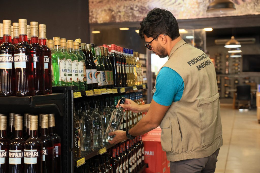 Fiscalização tem foco em bebidas destiladas, dado o contexto de alerta nacional em função de produtos adulterados – Foto: Lia Mara