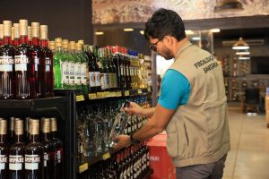 Fiscalização tem foco em bebidas destiladas, dado o contexto de alerta nacional em função de produtos adulterados – Foto: Lia Mara