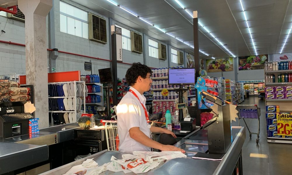 Palmas paga auxílio-alimentação a 11.186 servidores – Portal Jaciara Barros Segundo o Rikelmy Silva, gerente fiscal da rede de supermercados, é perceptível o aumento do movimento do comércio na data de liberação do auxílio – Foto: Samile Marinho