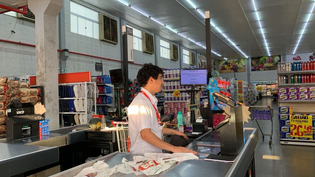 Segundo o Rikelmy Silva, gerente fiscal da rede de supermercados, é perceptível o aumento do movimento do comércio na data de liberação do auxílio – Foto: Samile Marinho