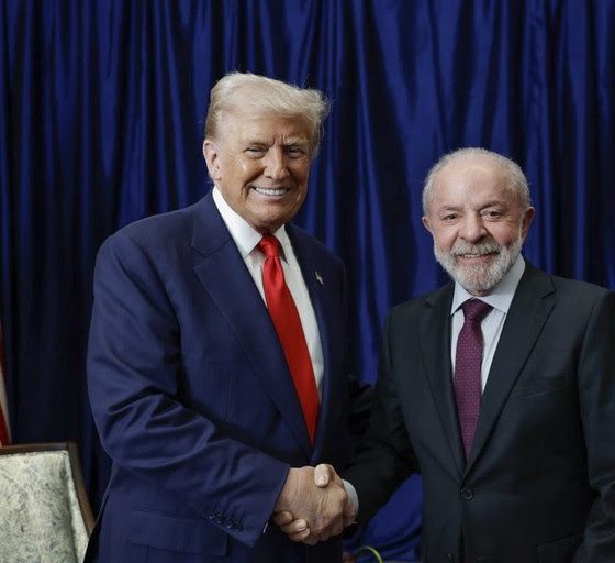 Presidente Lula cumprimenta o presidente dos Estados Unidos, Donald Trump, durante encontro em Kuala Lumpur, na Malásia: conversa franca e construtiva - Foto: Ricardo Stuckert / PR