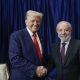 Lula e Trump avançam em negociações na Malásia – Portal Jaciara Barros Presidente Lula cumprimenta o presidente dos Estados Unidos, Donald Trump, durante encontro em Kuala Lumpur, na Malásia: conversa franca e construtiva - Foto: Ricardo Stuckert / PR