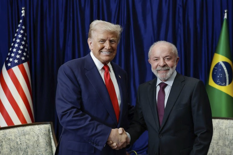 Lula e Trump avançam em negociações na Malásia – Portal Jaciara Barros Presidente Lula cumprimenta o presidente dos Estados Unidos, Donald Trump, durante encontro em Kuala Lumpur, na Malásia: conversa franca e construtiva - Foto: Ricardo Stuckert / PR