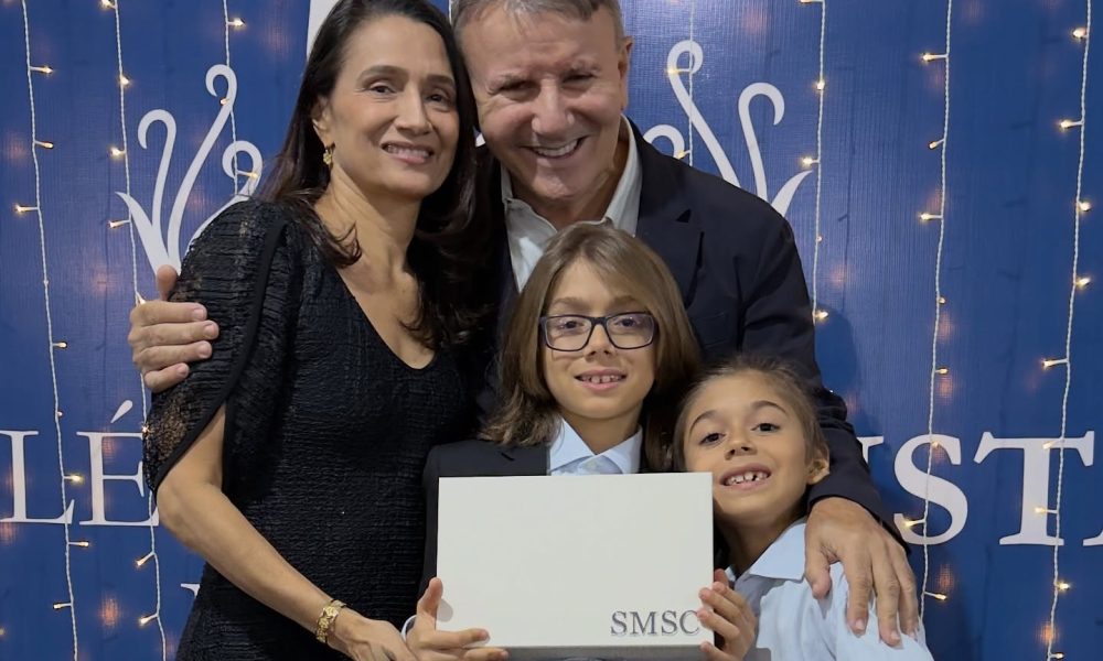 Samuel Siqueira Campos vive o doce rito da caneta – Portal Jaciara Barros Samuel, filho do prefeito Eduardo Siqueira Campos e de Polyanna, celebra o rito da caneta no Colégio Marista em um momento cheio de ternura e significado.
